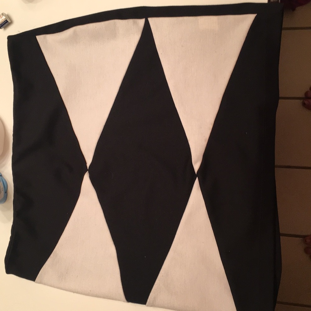 Geometric B&W skirt